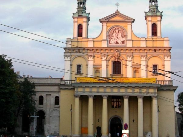 Archikatedra -  
- pierwotnie kościół jezuitów, zbudowany w latach 1586-1604, jeden z najstarszych barokowych kościołów poza Włochami