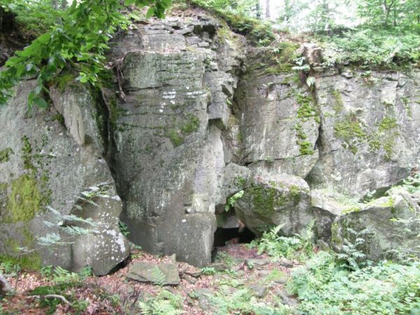 SKAŁKI  "ZAMCZYSKO" Z KURIOZALNĄ JASKINIĄ LODOWĄ, JEDYNĄ TAKĄ W EUROPIE, MIEJSCE ĆWICZEŃ WSPINACZKI.