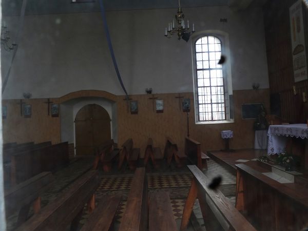 Wnętrze kościoła NMP /zdjęcie z zewnątrz przez okno/