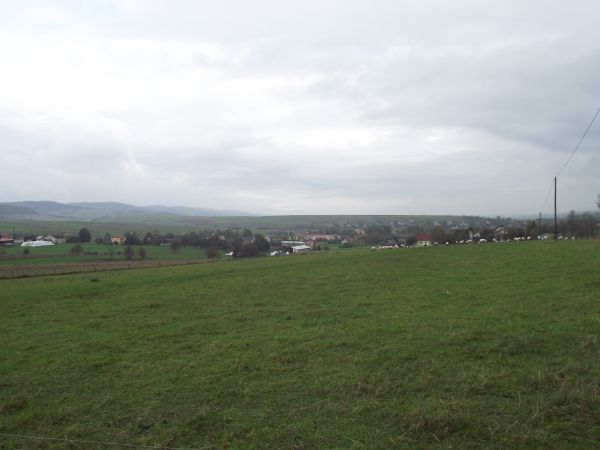 otuleni blaskiem porannego słońca - opuszczamy wieś, hen przysiółek Sanoczki, po prawej : droga do Woli Jaworowej a dalej Wola Sękowa /jest galeria - zapraszam/