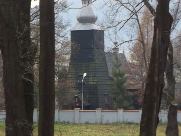 za murem otaczającym park dworski: najstarsza drewniana świątynia w Bieszczadach z 1607 roku kościół pw. Wniebowzięcia NMP, który ongiś pełnił funkcję kaplicy d