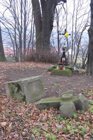 cerkiew niegdyś na tym wzgórzu stała, parafialna, w jej otoczeniu cmentarz był, pewnie to co n/z to już poprawione, uporządkowane, zadbane.