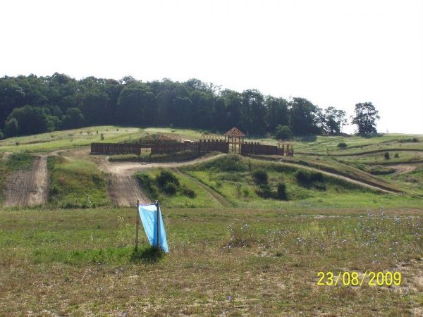 Okolice Głogowa. Na Wzgórzach Dalkowskich. Tu odbyła się inscenizacja "Obrony Głogowa" na 900 rocznicę tego wydarzenia.