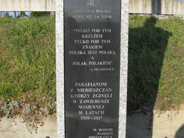 na zdjęciu: jak w opisie tablicy / krzyża.