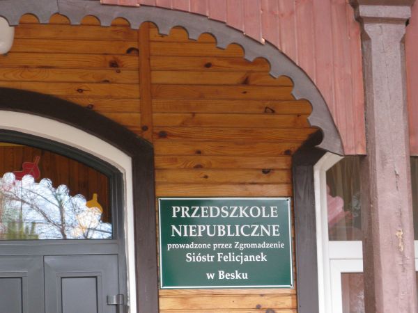 na zdjęciu: j/w - we wsi do czerwca 1945r. było też wyznania greckokatolickiego Zgromadzenie Sióstr Miłosierdzia, później wieś opuściły. Ten drewniany budynek k