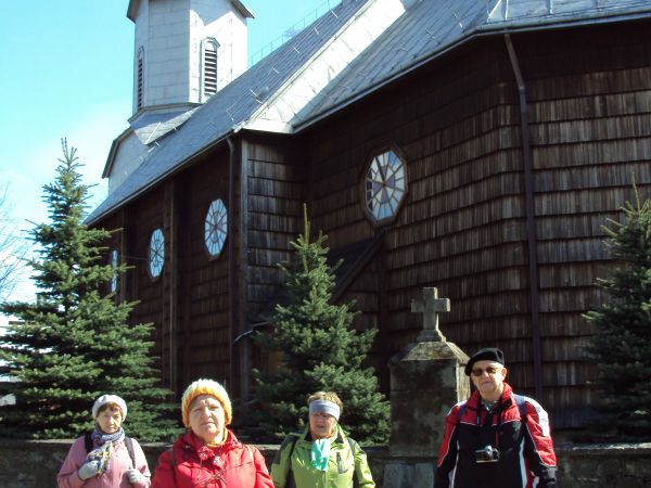 przy : kościół parafialny pw. Św. Michała Archanioła z 1854r., w swojej formie i rozplanowaniu nawiązuje do murowanej fary w Rymanowie /jest galeria - - zaprasz