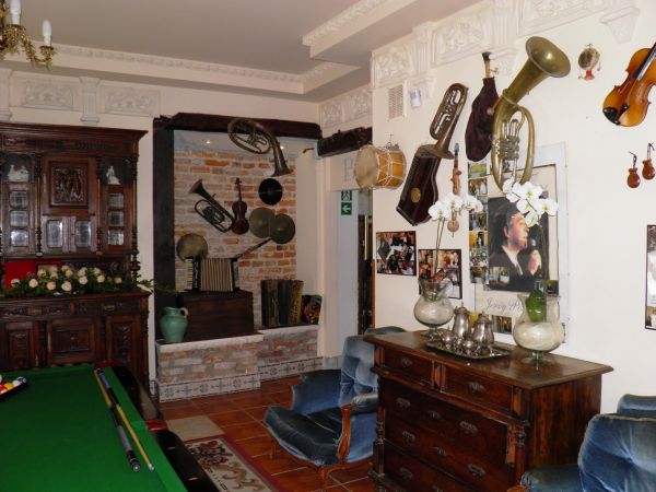 Dwór szlachecki i park wokół niego z XVII wieku w Boratynie k. Jarosławia. Obecnie mieści się tam piękna restauracja i winiarnia oraz hotel.