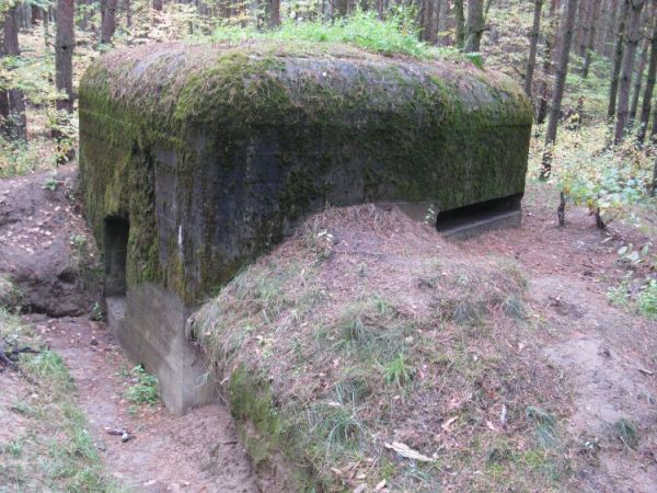 Schron nr 11 Armii "Pomorze" wchodzący w skład fortyfikacji Przedmoście Bydgoszcz. Schron nbserwacyjny - widok od strony wejścia do schronu.
