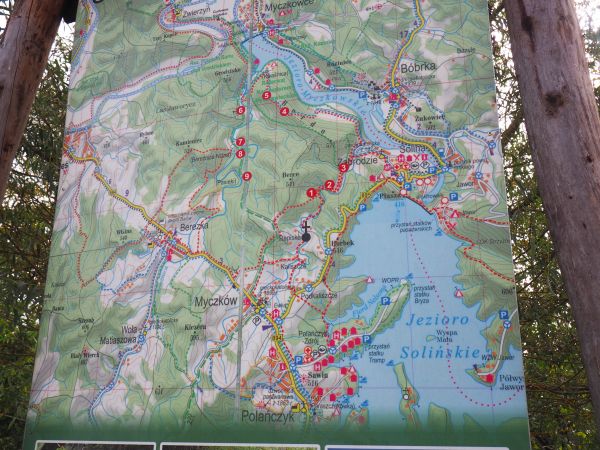plansza - osadzona w ramie na stojaku, na niej świetna mapa okolicy.