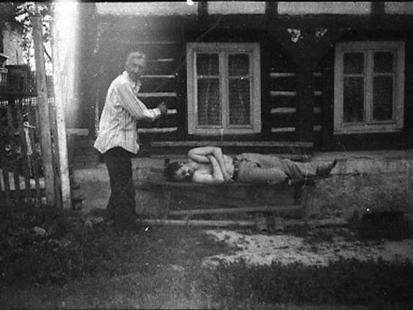 Przed domem Cioci i Wujka Krzemińskich 11.07.1981