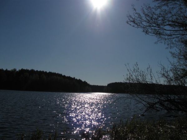 Słońce wschodzi nad zalewem