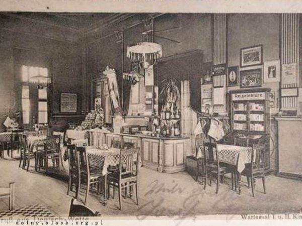 Poczekalnia I i II klasy. Lampy naftowe