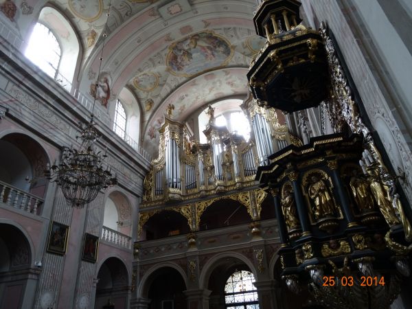 piękna polichromia na sklepieniu, żyrandol, nisze arkadowe z balaskami, ambona oraz chór z ubogaconym parapetem i wysokiej klasy organami.