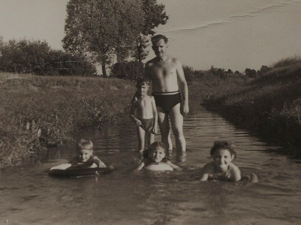 W wakacje często przyjeżdżaliśmy do Strzelec Wielkich.Wielką frajdą była kąpiel w rzece Uszewce.Strzelce Wielkie koniec lat 50.