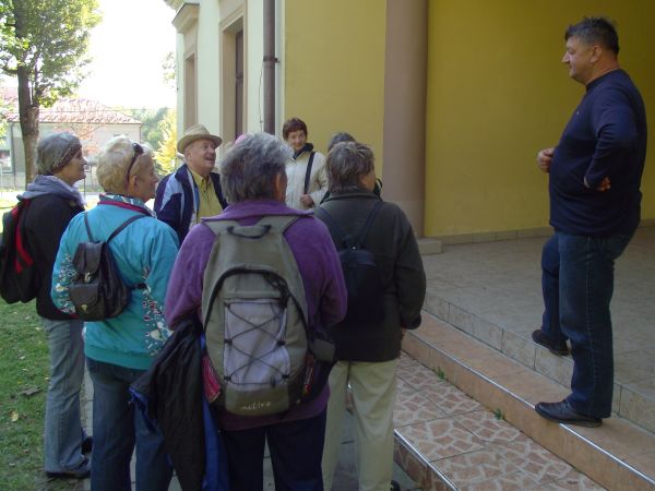 pracownik szkoły p. Tomasz Warchoł - odpowiada na pytania dotyczące wsi, dworu, kościołów a czyni to z wielką znajomością tematu i z serdecznością grupę traktuj