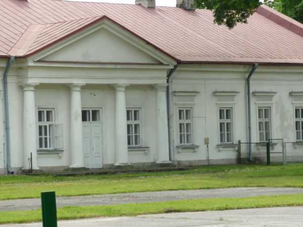 Klasycystyczne budynki dawnego zarządu Ordynacji Zamojskiej.