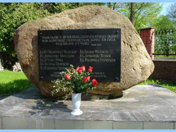 Obelisk z płytą pamiątkową