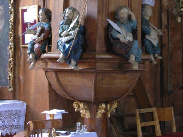 Część wyposażenia kościoła pochodzi z innych świątyń /były objęte pożarami,  lub zdewastowane, w ruinie itp./ i tak ludowe rzeźby czterech ewangelistów na koszu