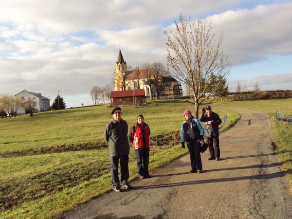 W drodze do: kościół pw. Wszystkich Świętych, neogotycki, murowany, zbudowany w l. 1871-76, rozsławiony kultem św. Walentego, łaskami uzdrowień i szczególnej tr