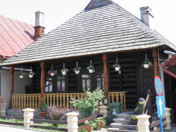 Drewniane domy z XIX wieku  w Rynku  w Pruchniku. Widok  unikatowy.