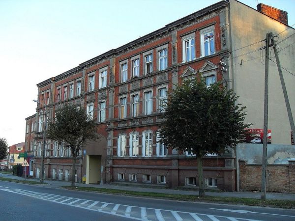 Komunalny budynek mieszkalny przy ulicy Chojnickiej