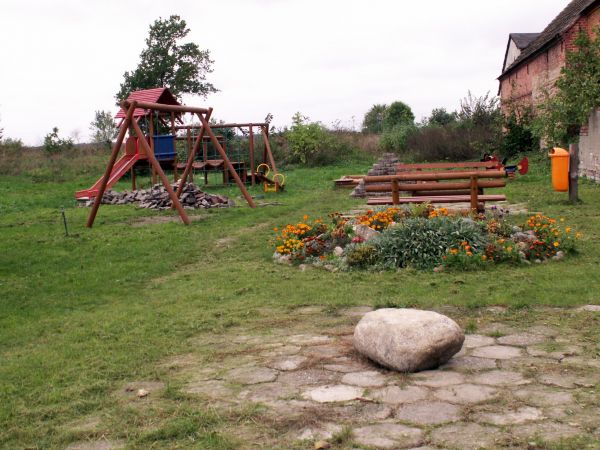 Stara Korytnica - budowa placu zabaw przy świetlicy wiejskiej