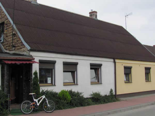 Dom nr 6 na tzw. Berlinku  osiedlu zbudowanym przez niemieckie władze okupacyjne w początku lat 40-tych XX w.