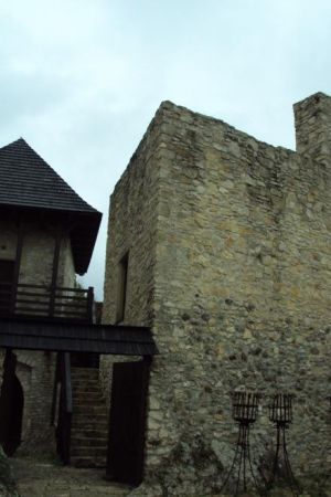 zamek jest potężny - dziedzińce zamkowe są na kilku kondygnacjach a pomiędzy nimi różne łączniki w postaci podjazdów, schodów i tarasów, na dziedzińce prowadzą