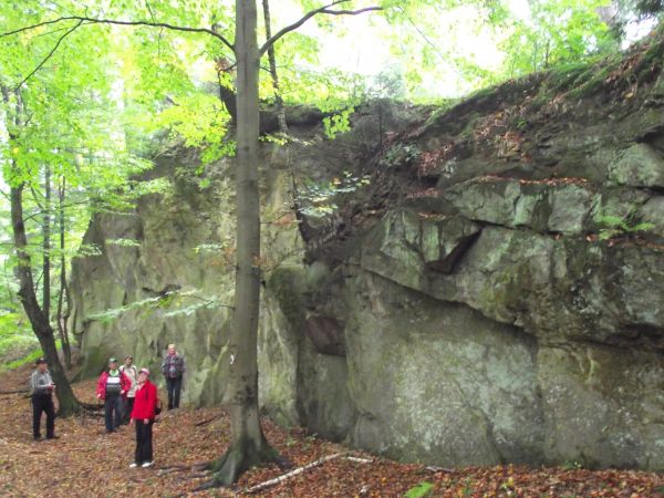 "na straży - warcie zaciągniętej" przy pomniku przyrody, co zwie się "Ściana skalna pod Kostryniem" - niełatwo tu trafić aczkolwiek warto próby podjąć...