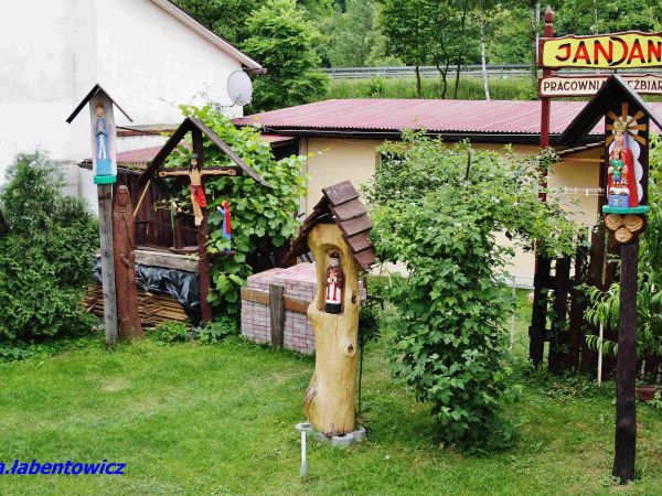 W OGRÓDKU U MIEJSCOWEGO ARTYSTY