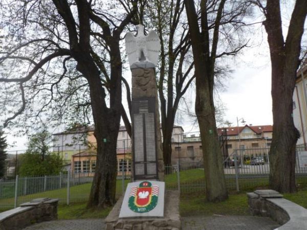 obelisk zwieńczony rzeźbą orła, odsłonięty w 1960r.,upamiętniający 125 oficerów i żołnierzy poległych w latach 1945-1947 w walkach z UPA. Na spiżowej tablicy ob