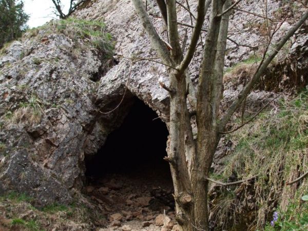 Jaskinia w Obłazowej skale - miejsce słynnych wykopalisk archeologicznych