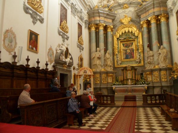 przed ołtarzem głównym, po odsłonięciu obrazu, jego wierną kopię w 1972r. odtworzyła doc. Maria Niedzielska z Krakowa, we wrześniu 1978r. w setną rocznicę koron