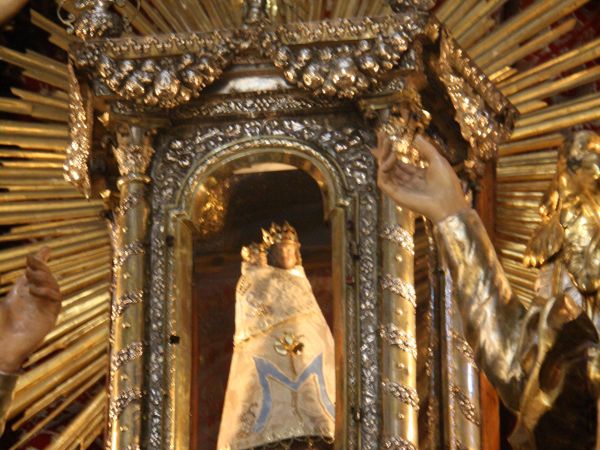 17 sierpnia 1980 roku kardynał Stefan Wyszyński dokonał koronacji figurki Matki Bożej nadając jej tytuł Wambierzyckiej Królowej Rodzin.