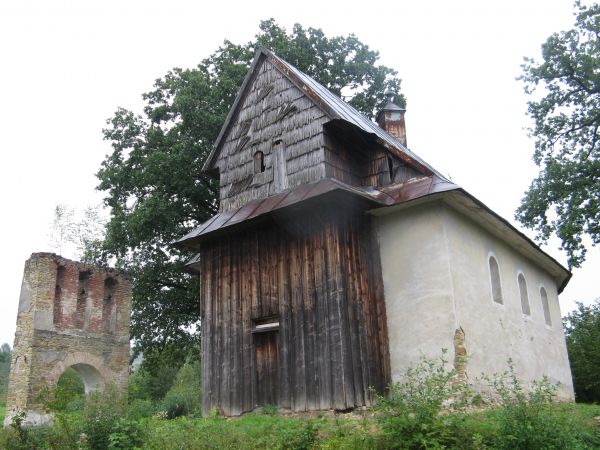 cerkiew grecko-katolicka /opuszczona/ i dzwonnica - niegdyś bramna, do murowanej z kamienia cerkwi dobudowana drewniana wieża konstrukcji słupowej o dwóch kondy