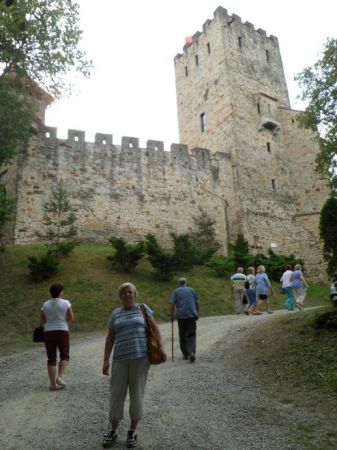 głównym gościńcem docieramy do zamku - warowni, mury zwieńcza krenelaż - to prostokątne występy wieńczące średniowieczne mury i baszty obronne,  stanowiące osło
