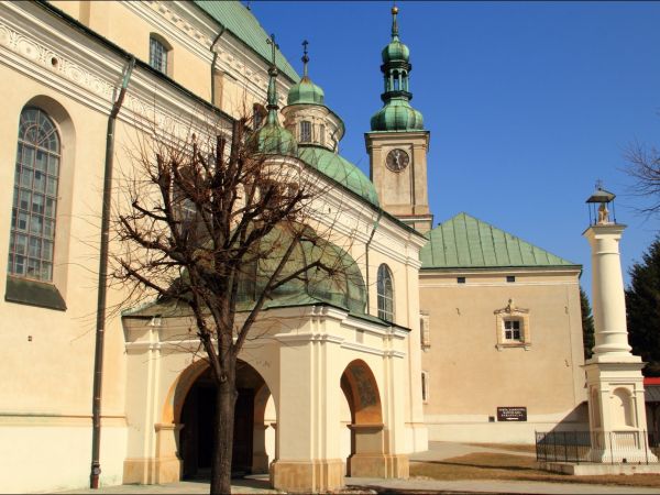 Bazylika Zwiastowania NMP w Leżajsku – wzniesiona w miejscu, gdzie według tradycji ukazała się w 1590 roku Tomaszowi Michałce Matka Boska. Sprawują nad nią opie