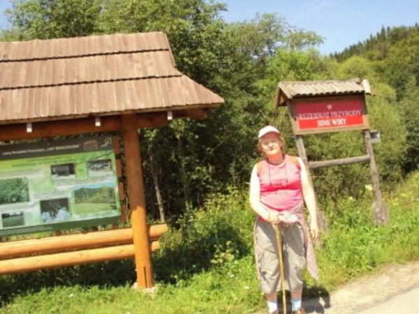przy tablicy informującej o zejściu do Rezerwatu Przyrody "Sine Wiry", tam woda huczy w wąwozach i żłobi głębiny, czyli wiry - na  ścieżce historyczno-przyrodni