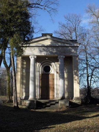 Kaplica mszalna p w MB Różańcowej, dawna kaplica grobowa właścicieli Rakowa