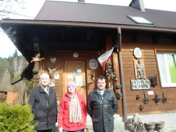 przed budynkiem leśniczówki - tam też mieszka pan leśniczy - dziś emeryt, pan Zbigniew zgromadził zbiory muzeum i nam je zaprezentuje.