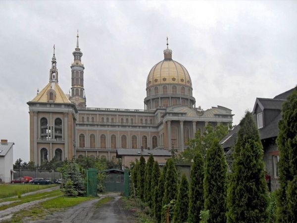 Bazylika w Licheniu skąpana w deszczu