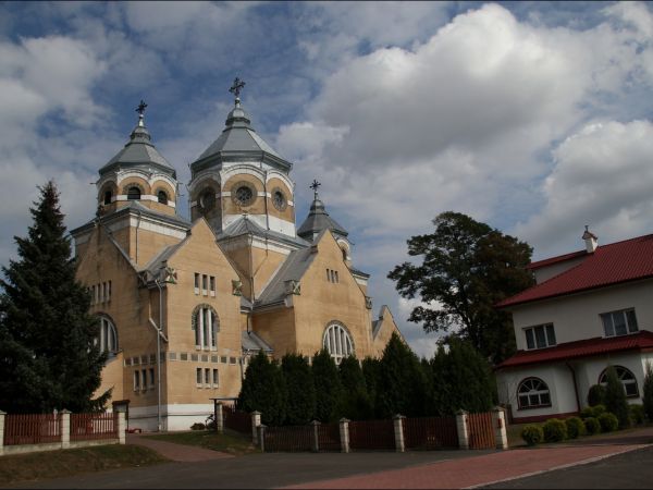 Murowana cerkiew grecko-katolicka,  poświęcona w roku 1912 ,  pod wezwaniem św. Michała Archanioła. Monumentalna budowla w typie bizantyjskim (ukraińskim), na r