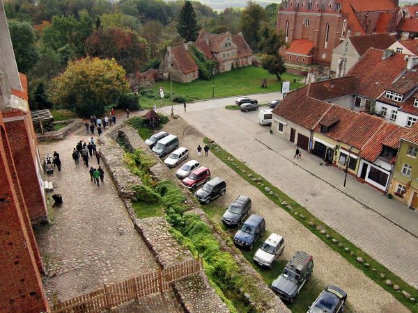 Turyści zwiedzający reszelski zamek.