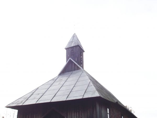 we wsi są dwa cmentarze, kiedyś w zgodzie i serdeczności wieś zamieszkała była przez wyznawców obrządku grecko-katolickiego i oni modlili się / korzystali z cer