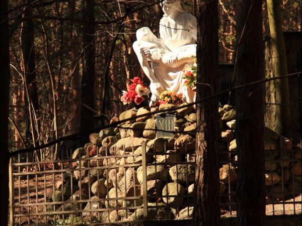 Bazylika Zwiastowania NMP w Leżajsku – wzniesiona w miejscu, gdzie według tradycji ukazała się w 1590 roku Tomaszowi Michałce Matka Boska. Sprawują nad nią opie
