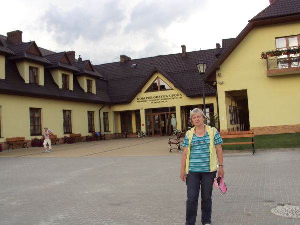 przed / obok : Centrum Ekumeniczne - Dom Pielgrzyma "OPOKA", w bliskim sąsiedztwie ołtarza polowego papieskiego i Muzeum Papieskiego.