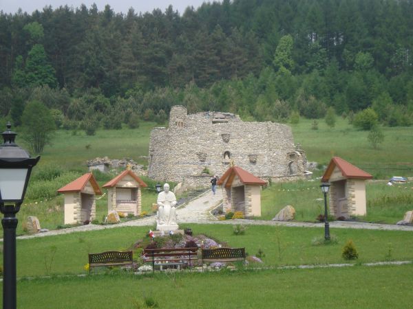 Tylicz-kaplice różańcowe i Golgota