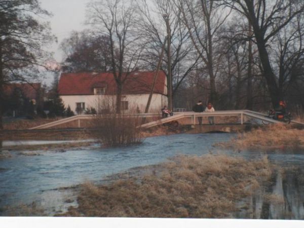 Ciasno było pod mostem,woda rozlewała się zalewając drogi,pola,łąki- marzec 2006r.