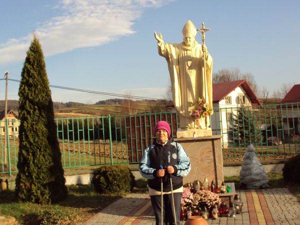 na placu przy kościele - na zdjęciu: przed pomnikiem Papieża Jana Pawła II , co świadczy też o tym jak bardzo mieszkańcy - parafianie cenią sobie wartości chrze