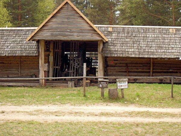 Tartak ze Staniszewa – z trakiem typu horyzontalnego, służącym do przecierania drewna; produkt bydgoskiej fabryki „C. Blumwe i Syn” z k. XIX w. Jako napęd wykor